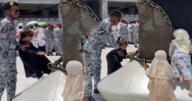 Le garde de la mosquée Masjid al-Haram est venu en aide! Pendant que les petits candidats pèlerins tentent de toucher la Kaaba...