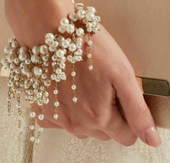 Accessoires de main et de poignet en perles 