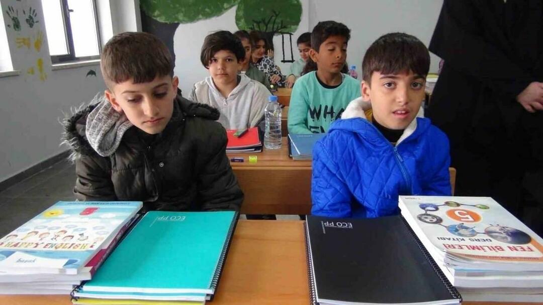 les enfants rescapés du tremblement de terre ont commencé des cours dans d'autres villes