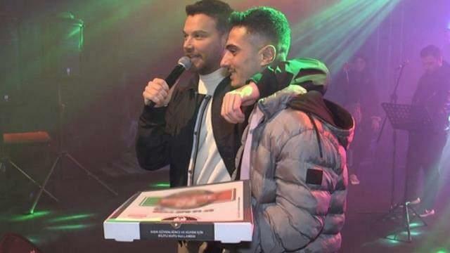 Sinan Akçıl a chanté la pizza pour le concert! Il a réalisé le rêve de son fan...