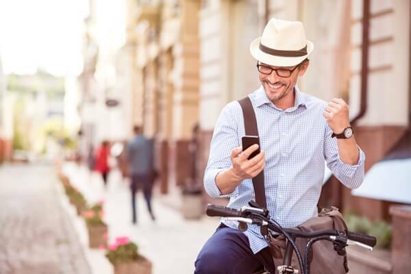Le marketing local mobile vous aide à atteindre les clients en déplacement, près de chez vous.