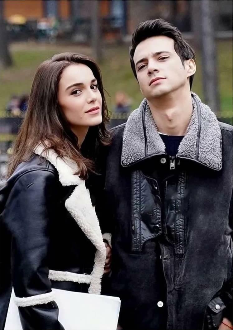 Hafsanur Sancaktutan et Mert Yazıcıoğlu, les acteurs principaux de la série Darmaduman