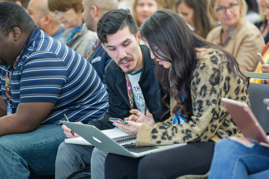 Participants internationaux: examinateur des médias sociaux