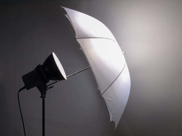 Un parapluie photo permet de créer une lumière douce et flatteuse pour vos vidéos.