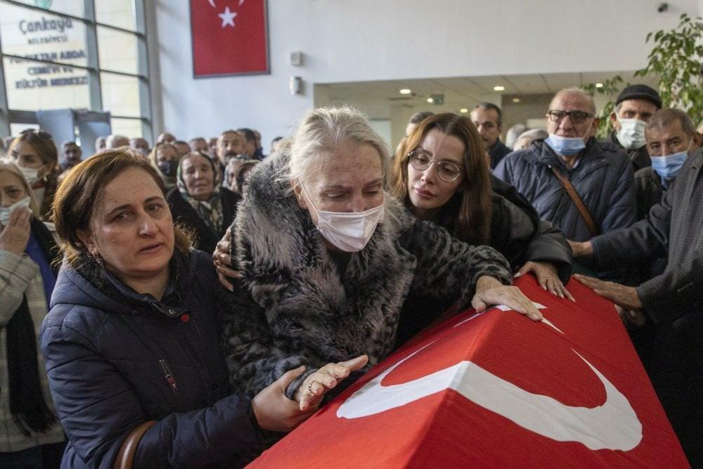 Le père d'Özge Ulusoy a fait ses adieux à son dernier voyage