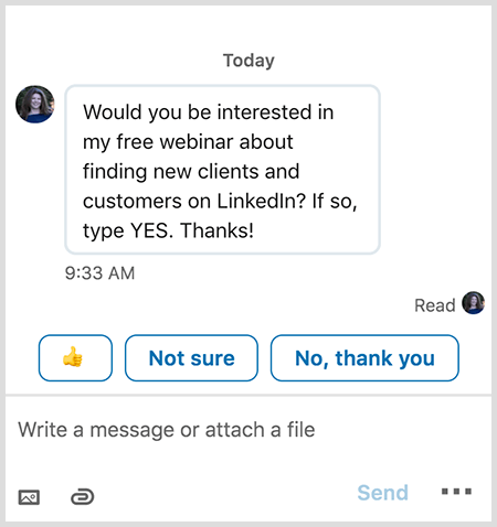 Les messages LinkedIn affichent les réponses intelligentes de votre destinataire comme un pouce levé.