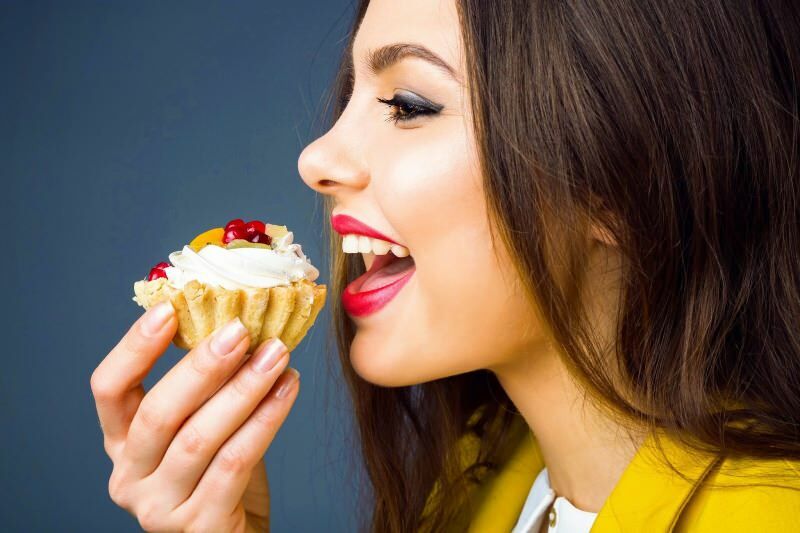 Les aliments sucrés ajoutent-ils du poids? Pouvez-vous manger un dessert dans l'alimentation?