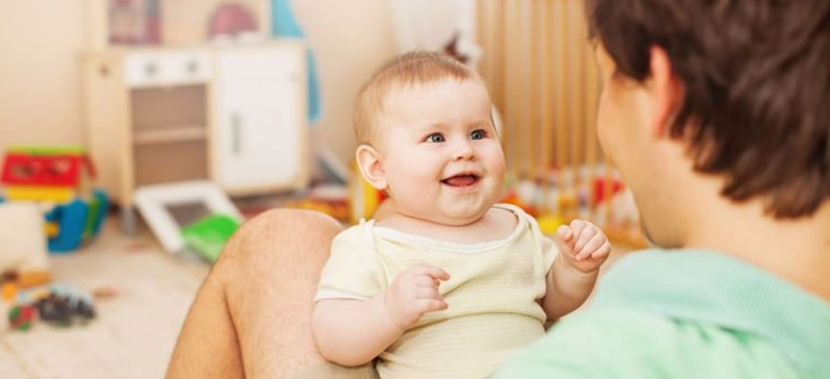 Exposé à plusieurs langues, le bébé peut parler tard