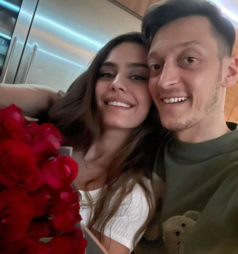 Un message romantique de Mesut Özil à sa femme, Amine Gülşe: "Parce que tu es toujours avec moi ..."