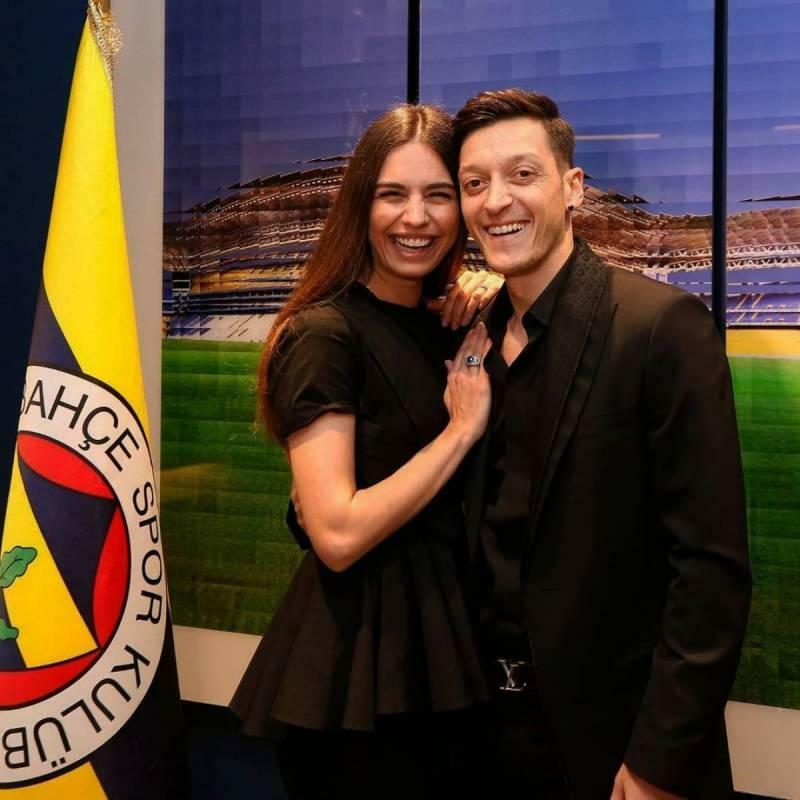 Amine Gülşe a célébré la fête des pères de son mari Mesut Özil