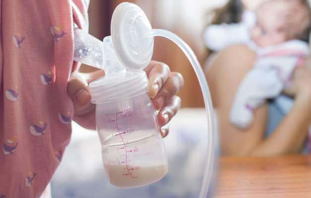 Comment le lait maternel est-il traite et conservé?