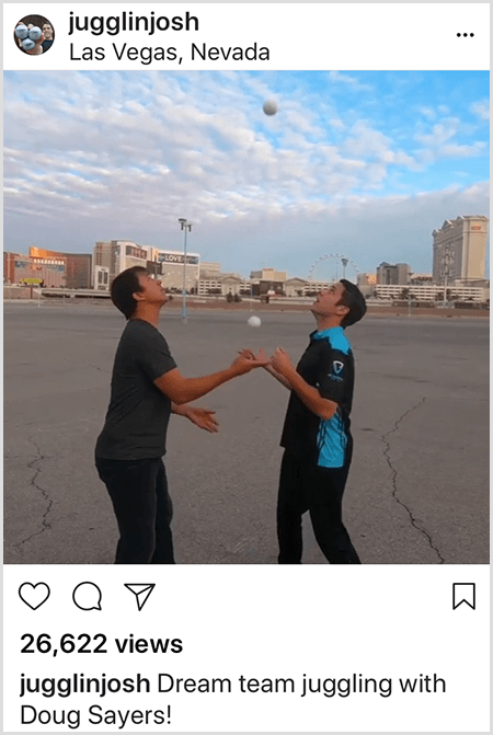 Une photo Instagram de Josh Horton de la collaboration avec Doug Sayers. Le haut du message localise la photo à Las Vegas, Nevada. Deux hommes blancs se tiennent sur un terrain vide face à face tout en regardant les balles qu'ils jonglent.