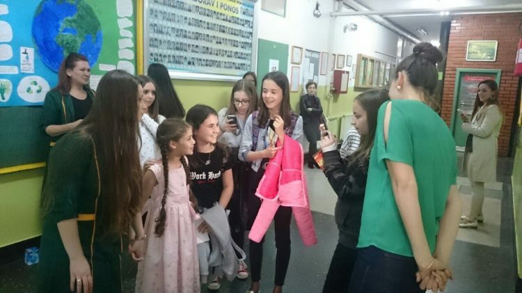 Des enfants bosniaques rencontrent Elif