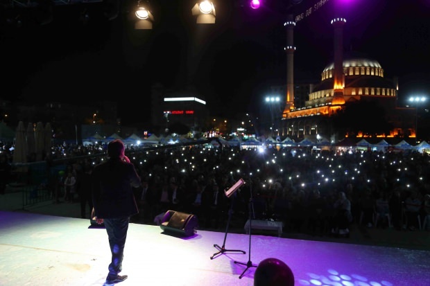 L'artiste bosniaque Zeyd Şoto et Eşref Ziya Terzi ont donné un concert à Bağcılar 