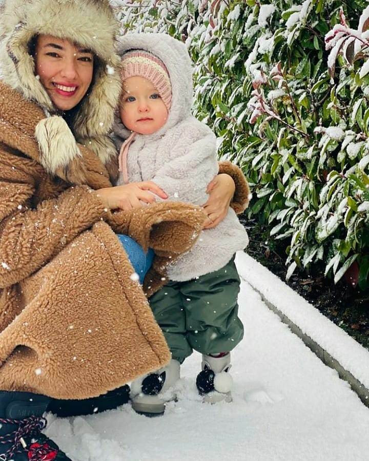Snow pose avec sa fille Leyla de l'actrice Seda Bakan!