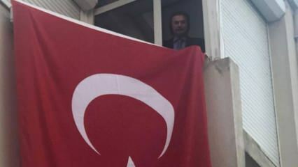 Orhan Gencebay a lu l'hymne national depuis la fenêtre de sa maison