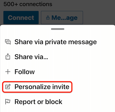 profil mobile linkedin plus... menu avec l'option 'personnaliser l'invitation' en surbrillance