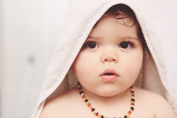avantages du collier d'ambre pour les bébés