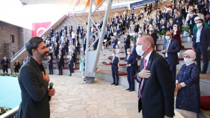 Salutations à distance sociale du président Erdoğan et d'Uğur Işılak