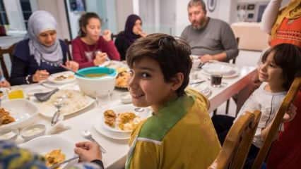 Coutumes indispensables du sahur et des iftars tenues avec les familles pendant le Ramadan
