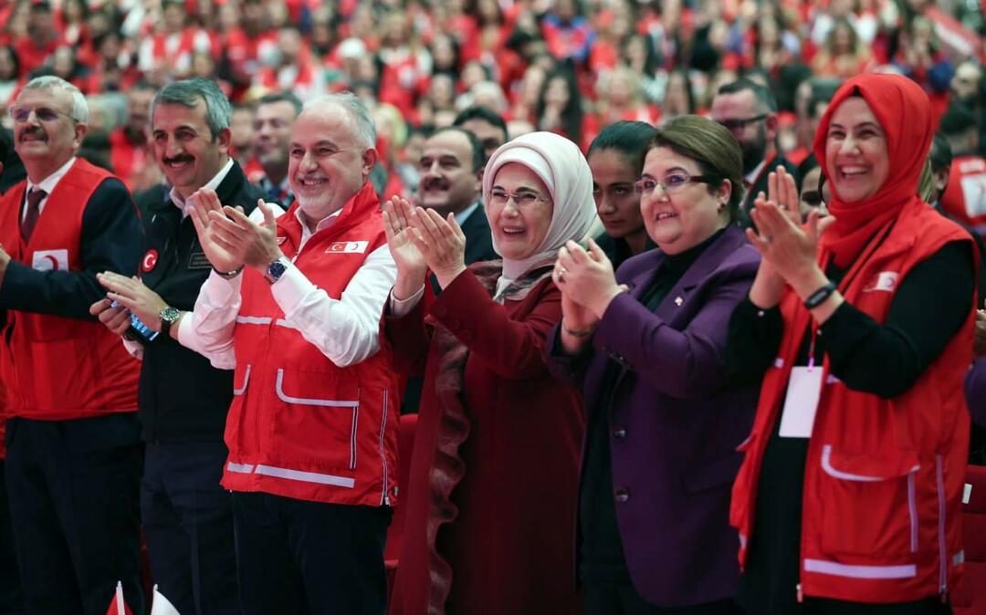 Emine Erdoğan a pris la parole lors de la cérémonie de remise du prix du bénévolat international Red Vest