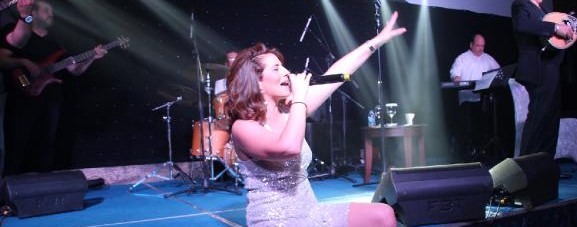 La chanteuse grecque Anastasia Kalogeropoulou s'est produite à TRNC, a déclaré un traître