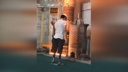 Le jeune homme priant avec ses jambes prothétiques à la mosquée Sainte-Sophie!