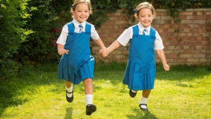 Les sœurs jumelles devraient-elles étudier dans la même classe? Éducation des frères jumeaux