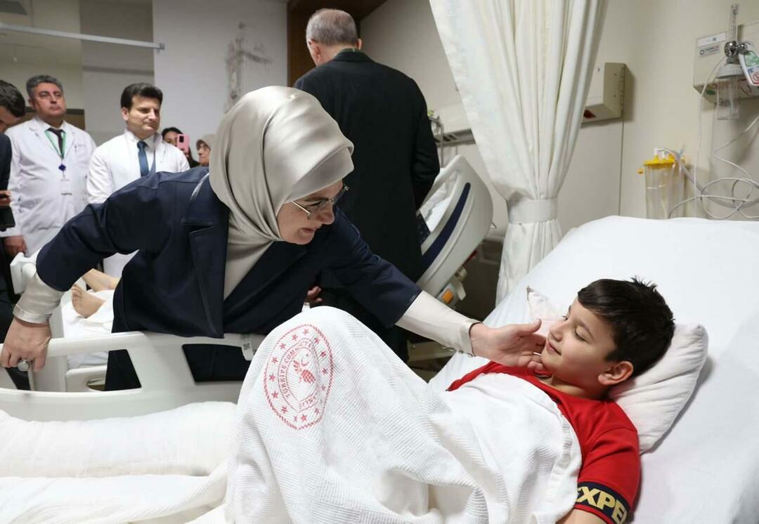 Le président Erdoğan et son épouse Emine Erdoğan ont rendu visite aux victimes du tremblement de terre