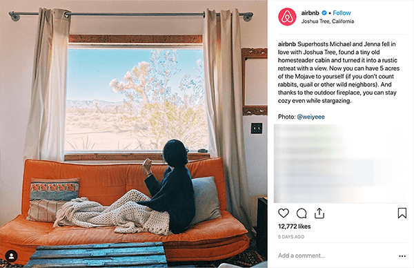 Ceci est une capture d'écran d'une publication Instagram d'Airbnb. Il raconte l'histoire d'un couple qui héberge des gens chez eux via Airbnb. Sur la photo, quelqu'un est assis sur un canapé orange sous une couverture en tricot beige et regarde par la fenêtre un paysage désertique. Melissa Cassera dit que ces histoires sont un exemple d'entreprise utilisant l'intrigue de surmonter le monstre dans son marketing sur les réseaux sociaux.