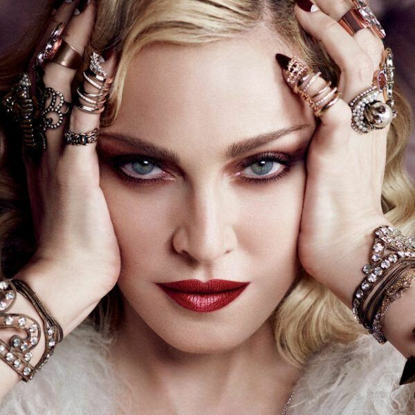 Madonna poursuit un fan de Hollander