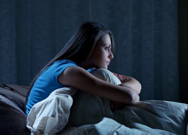 Une fatigue et un stress excessifs pendant la journée provoquent un réveil nocturne et une insomnie le lendemain