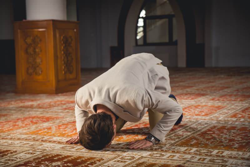 Qu'est-ce qu'un kamat, comment puis-je l'amener dans la prière? Kamet prière en prononciation arabe