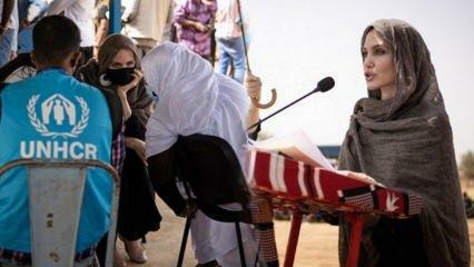 Angelina Jolie visite un camp de réfugiés