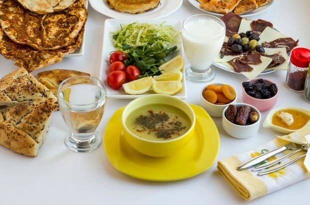 Il devrait y avoir de la soupe dans les repas iftar. La soupe adoucit les organes sans eau.
