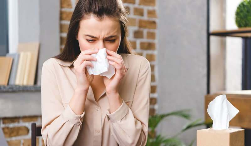 Le nez qui coule se produit également dans la fièvre oculaire allergique. 