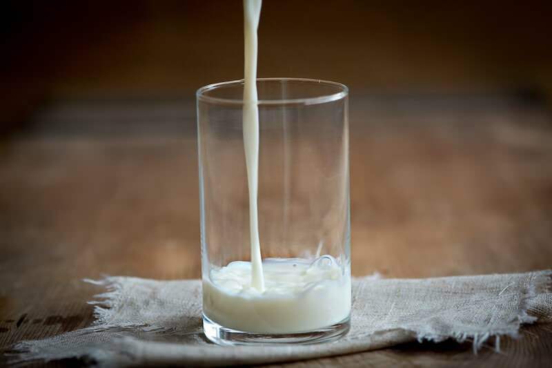 Comment éviter les éclaboussures lorsque vous versez du lait