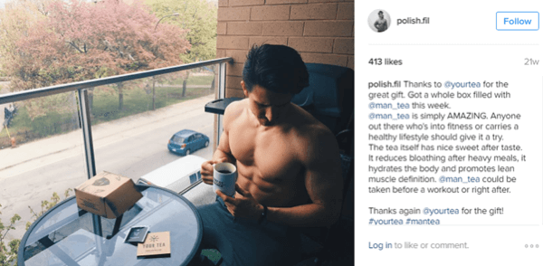 Le micro-influenceur Filip Tomaszewski pose avec Man Tea et partage les avantages avec ses abonnés Instagram.