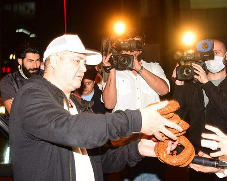 Şafak sezer distribue des bagels aux journalistes