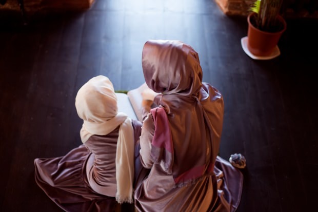 Comment l'éducation du Coran est-elle donnée aux enfants?