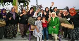 La Première Dame Erdoğan a visité le village écologique et récolté de la lavande à Ankara