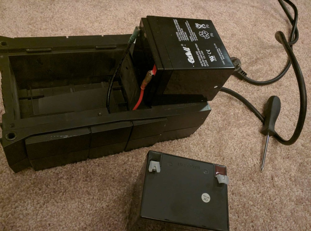Réparation de parasurtenseur bricolage: remplacez votre propre batterie UPS et économisez 30 $ à 150 $