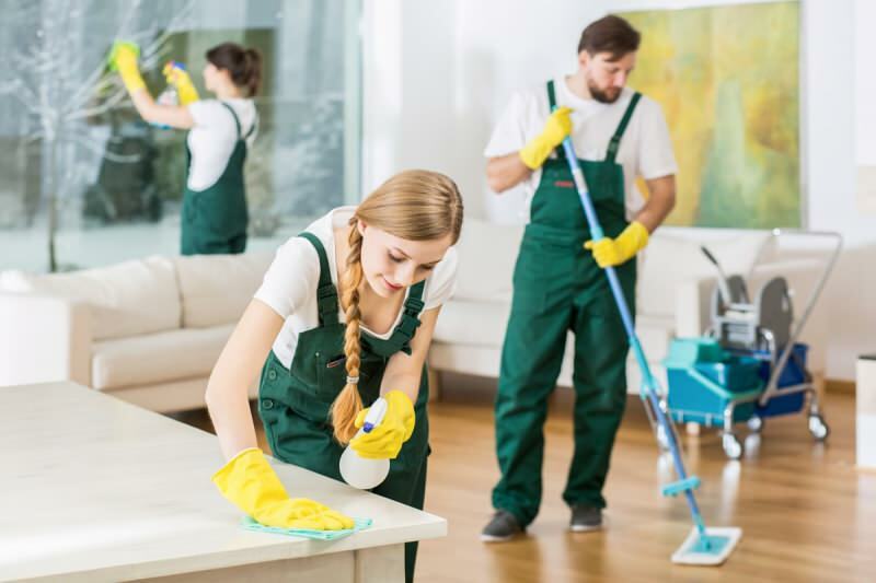 Comment le nettoyage de bureau le plus pratique est-il effectué et comment est-il désinfecté?