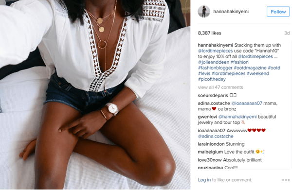 Le modèle Hannah Akinyemi présente une montre de Lord Timepieces avec un code de réduction sur Instagram.