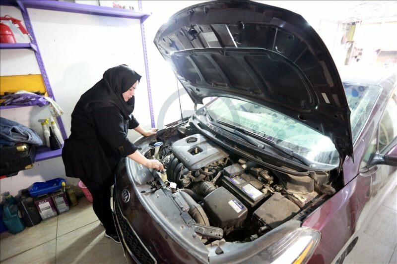 Deux diplômées universitaires, Um Rıza, devient la première femme mécanicienne automobile de Bagdad
