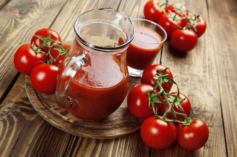 Les aliments tels que le céleri et les carottes augmentent les avantages du jus de tomate.