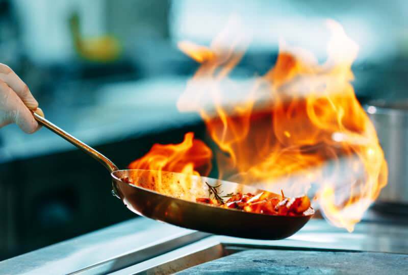 Comment enlever l'huile et brûler les taches sur la vaisselle? Élimination plus facile de l'huile et des brûlures