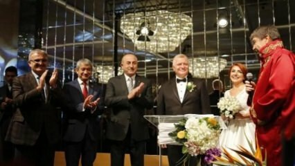 Le ministre des Affaires étrangères Çavuşoğlu a assisté à la cérémonie de mariage à Antalya