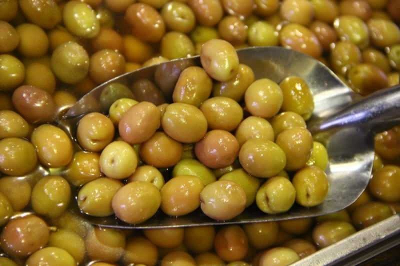 Les olives vertes moins salées devraient être consommées au lieu des olives vertes salées