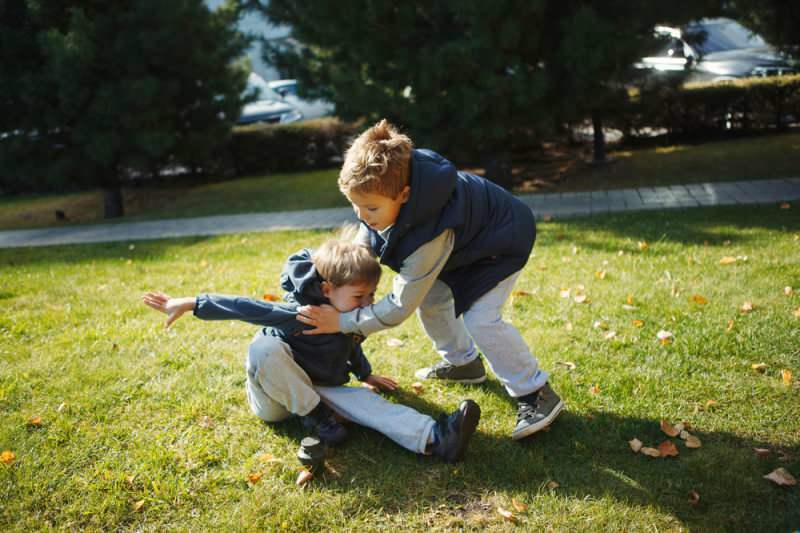 Qu'est-ce que le syndrome des 2 âges? Comment prévenir le comportement de lancer et de frapper chez les enfants?